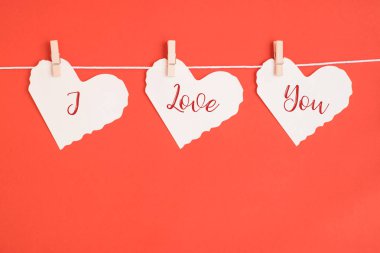 Kağıt kalpleri ile kelime Love You ben kırmızı zemin üzerine