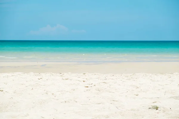 Παραλία με άμμο με το aqua θαλασσινό νερό στο παρασκήνιο — Φωτογραφία Αρχείου