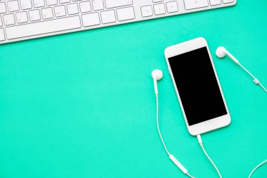 Cep telefonunun kulaklık ile Üstten Görünüm 