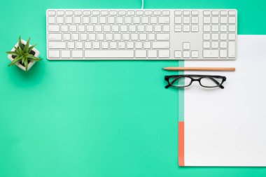 Ofis Büro Kırtasiye ile Üstten Görünüm