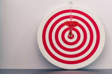 Kırmızı bullseye dart kırmızı ok ile