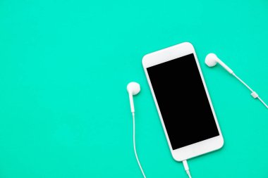 Beyaz cep telefonu kulaklık ile Üstten Görünüm