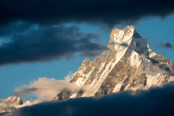 Machhapuchhre veya balık kuyruğu Nepal dağ adıdır