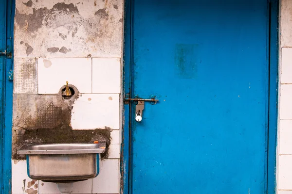 Eski tuvalet yakındır.