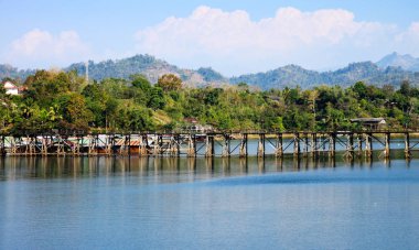 Mon köprüdür Sangkhlaburi, Kanchanaburi, Tayland en uzun ahşap köprü.