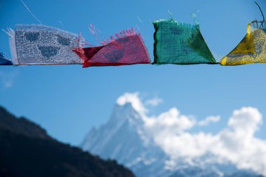 Budist dua bayrakları Himalaya dağlarında Annapurna Bankası kamp alanı, Nepal.