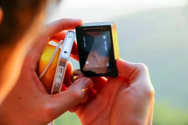 Bir adam girişimi odak fotoğraf çekmek için bir kamera.