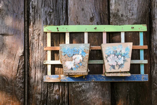 Eski ahşap pot üzerinde ahşap duvar süslemeleri.