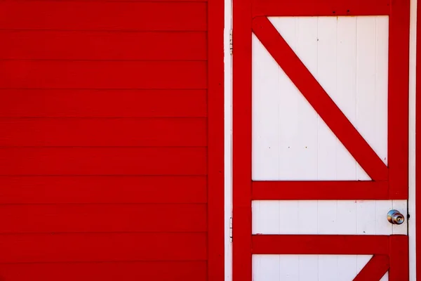 Bir desen kırmızı ve beyaz kapı.