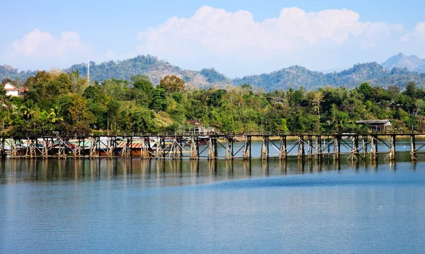 Mon Bridge é a mais longa ponte de madeira em Sangkhlaburi, Kanchanaburi, Tailândia . — Fotografia de Stock