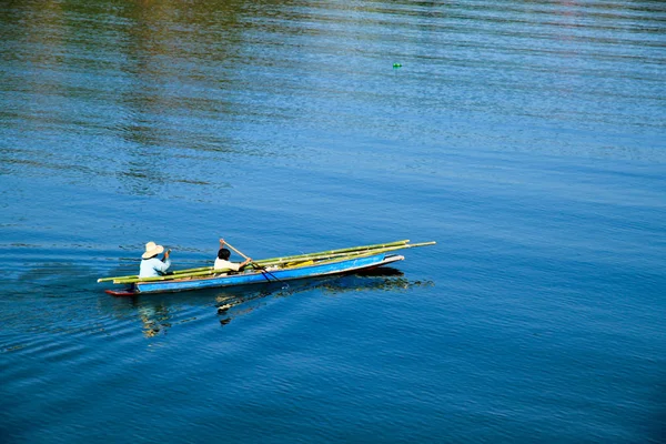 İki kişi bir Tay kürek teknesinde.