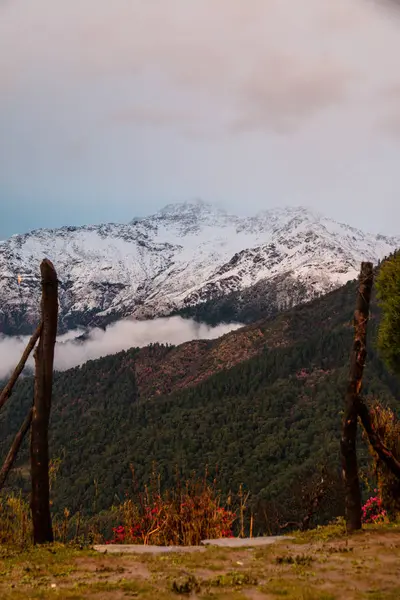 Nepal Annapurna Bankası kamp alanında giderken görüntülemek.