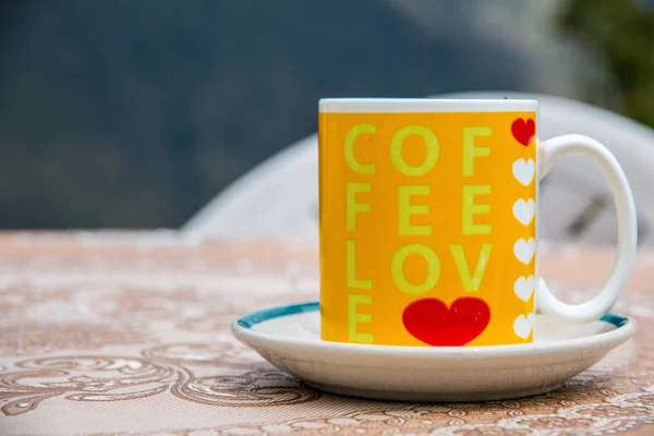 Bir fincan ve kırmızı kalp.