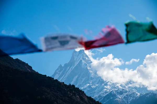 Budist dua bayrakları Himalaya dağlarında Annapurna Bankası kamp alanı, Nepal.