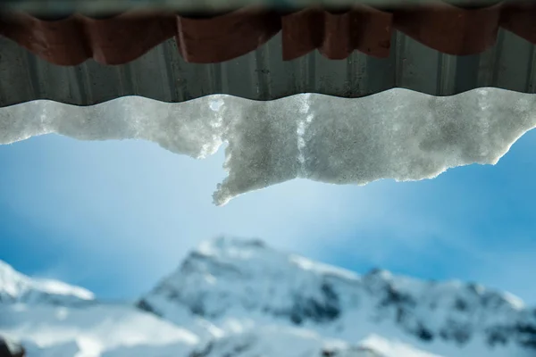 Çatıda, bir ön yüksek dağ Buzulu.