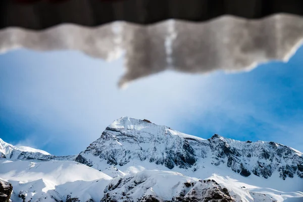 Buzul çatıda, yüksek dağ açık bulanıklık.
