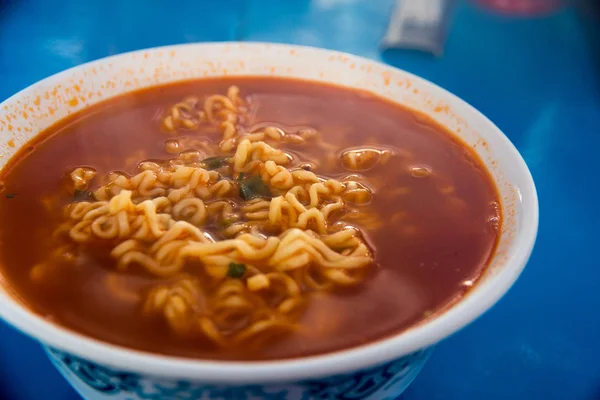 Sıcak ve baharatlı Kore şehriye.