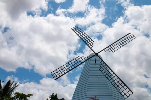 İli: Phrae, Thailand mavi gökyüzü ile yel değirmeni.