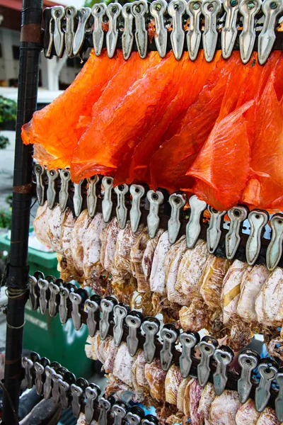 Kurutulmuş kalamar ve tatlı balık.