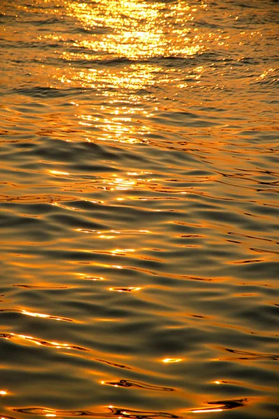 Chaophraya Nehri'nin dalgalanma.