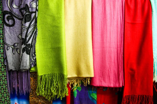 Vackra thailändska silkeshalsdukar säljer på lokala asiatiska marknaden i Thailand. — Stockfoto