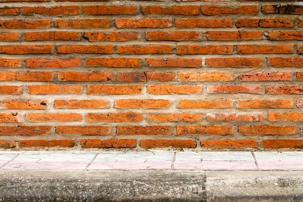 Tuğla duvar ve patika