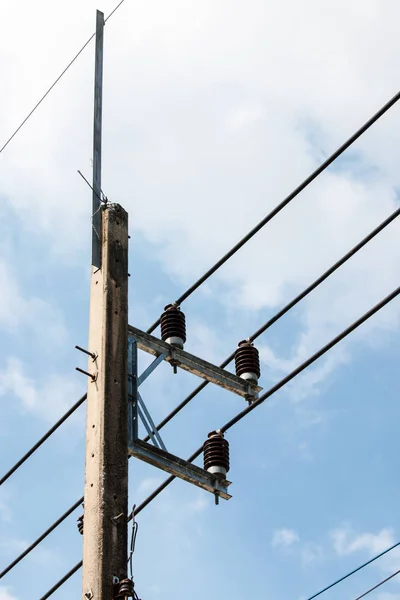 Mavi gökyüzü ile elektrik sonrası.