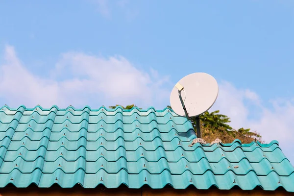 Kuzey Tayland mavi çatı üzerinde beyaz bir tabak