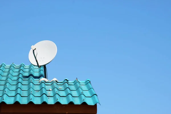 Beyaz bir tabak Phare, Kuzey Tayland mavi çatı üzerinde