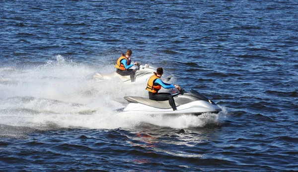 İki su Bisikletleri