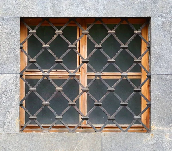 Закрытое окно в подвале — стоковое фото