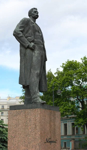 Pomník spisovatel Maxim Gorkij, vyhlídka Kamennoostrovsky, Saint-Petersburg, Rusko — Stock fotografie