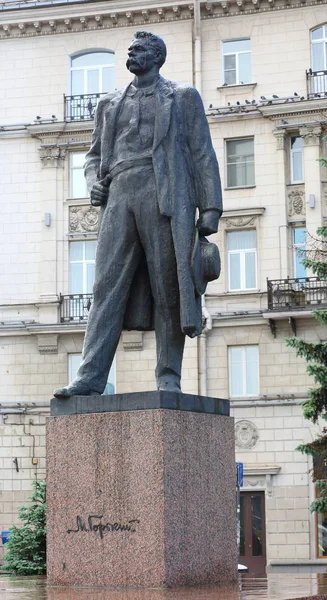 Pomník spisovatel Maxim Gorkij, vyhlídka Kamennoostrovsky, Saint-Petersburg, Rusko — Stock fotografie