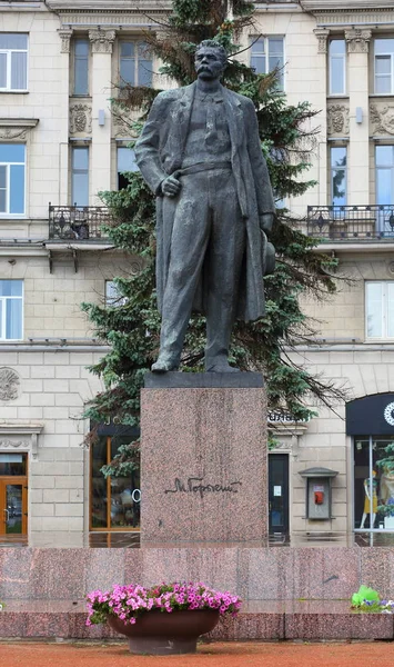 Pomník spisovatel Maxim Gorkij, vyhlídka Kamennoostrovsky, Saint-Petersburg, Rusko — Stock fotografie