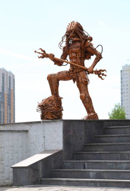 Uzaylının heykeli, Ulitsa Kollontay, Saint Petersburg, Rusya Haziran 2017