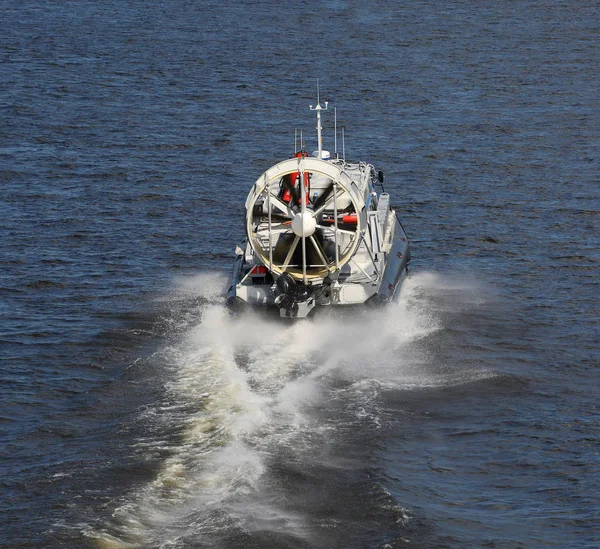 Barco con una hélice —  Fotos de Stock