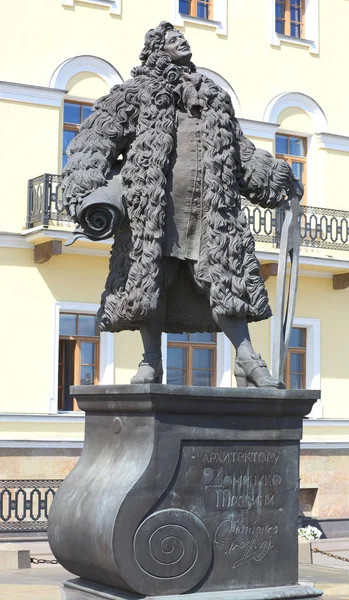 Il monumento all'architetto Domenico Trezzini, argine del Luogotenente Schmidt, San Pietroburgo Russia Giugno 2017 — Foto Stock