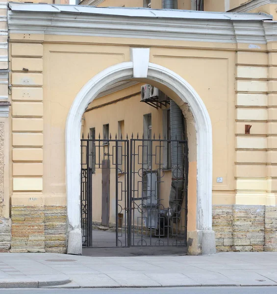 Bahçenin girişi, Nevsky prospect, Saint-Petersburg, Rusya Haziran 2017