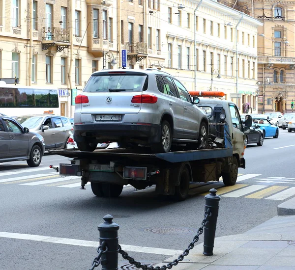 Makineyi çekici kamyona, Liteiny Prospekt, Saint-Petersburg, Rusya Temmuz 2017