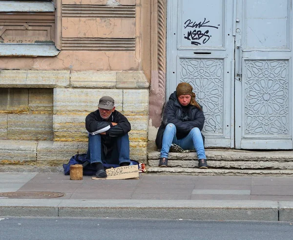 Homeless beggars vagrants Liteiny Prospekt, Saint-Petersburg, Russia July 2017 — Stock Photo, Image