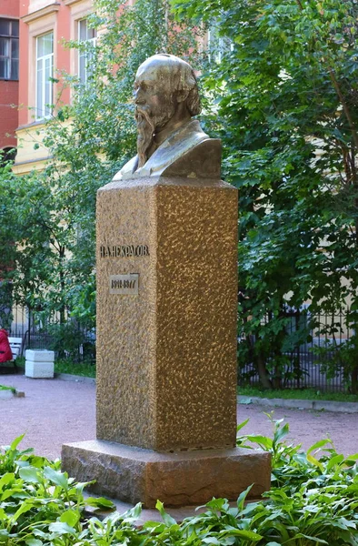 Památník ruského básníka Nikolaje Nekrasova, Liteinyi prospekt, Petrohrad, Rusko Červenec 2017 — Stock fotografie