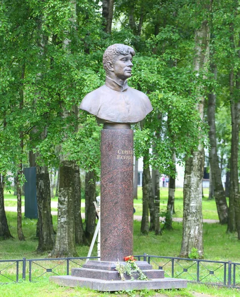 러시아 시인 세르게이 예세닌의 기념비 , Yesenins Park, Saint Petersburg, Russia 2017 년 7 월 — 스톡 사진