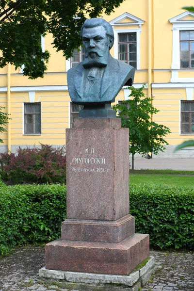 Monumento al compositore russo Mussorgsky Lermontovskii prospekt San Pietroburgo Russia luglio 2017 — Foto Stock