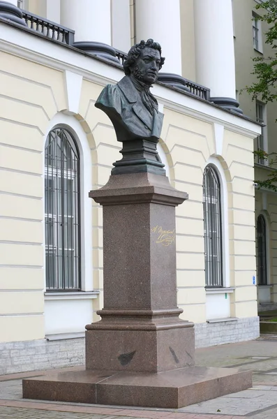 O monumento ao grande poeta russo A. Pushkin, naberegnaya Makarova, São Petersburgo, Rússia Julho 2017 — Fotografia de Stock