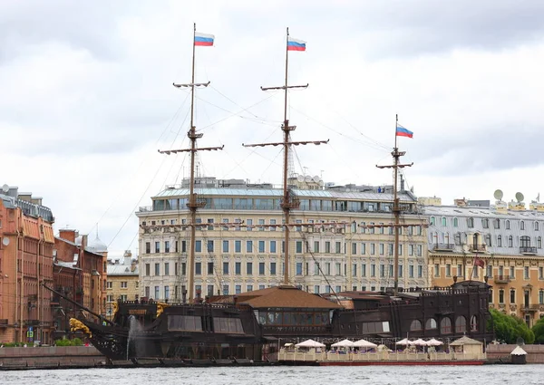 Sailing ship floating restaurant, Mytninskaya naberegnaya 6, Saint Petersburg, Russia July 2017 — Stock Photo, Image