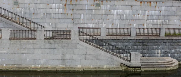 Suya iniş, Obvodniy Kanalı, Saint Petersburg, Rusya Temmuz 2017