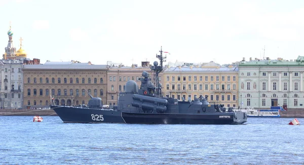Große Rakete Boot "dimitrovgrad" in der Newa gegenüber der dvortsovaya naberegnaya Heiligen petersburg Russland Juli 2017 — Stockfoto