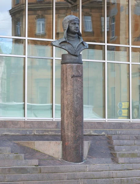 The monument of Soviet pilot Chkalov metro station Chkalovskaya in Saint-Petersburg Russia July 2017 — Stock Photo, Image