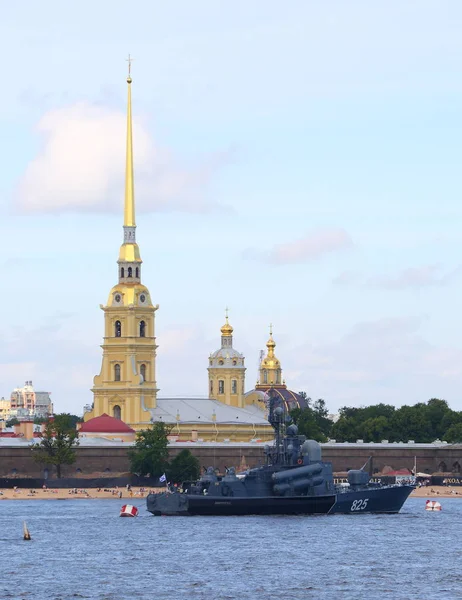 Large missile boat "Dimitrovgrad" in the Neva opposite the fortress Petropavlovskaya Saint Petersburg Russia — Stock Photo, Image