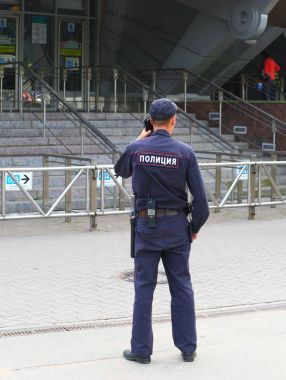 Rus bir polis memuru, metro istasyonu Gorkovskaya, St. Petersburg, Rusya Temmuz 2017